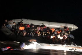 Çanakkalede lastik bottaki 37 kaçak göçmen yakalandı