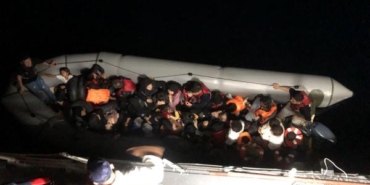 Çanakkalede lastik bottaki 37 kaçak göçmen yakalandı