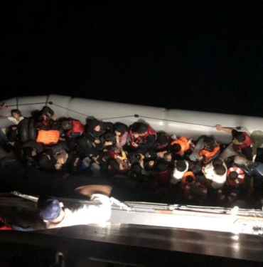 Çanakkale'de lastik bottaki 37 kaçak göçmen yakalandı 8 Çanakkalede lastik bottaki 37 kaçak göçmen yakalandı