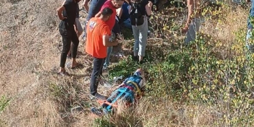 Çankırı'da otomobil 5 metre yükseklikten şarampole düştü; 7 yaralı 17 Çankırıda otomobil 5 metre yükseklikten şarampole düştü 7 yaralı