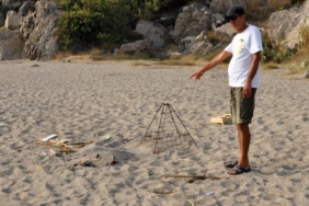 Caretta yuvasının üzerinde mangal yakan 3 kişiden 2’si tespit edildi 40 Caretta yuvasının üzerinde mangal yakan 3 kişiden 2si tespit edildi