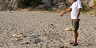 Caretta yuvasının üzerinde mangal yakan 3 kişiden 2’si tespit edildi 3 Caretta yuvasının üzerinde mangal yakan 3 kişiden 2si tespit edildi