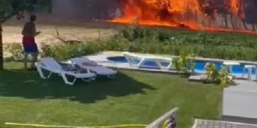 Çatalca'da otluk alanda başlayan yangın yerleşim yerine sıçradı 25 Çatalcada otluk alanda başlayan yangın yerleşim yerine sıçradı