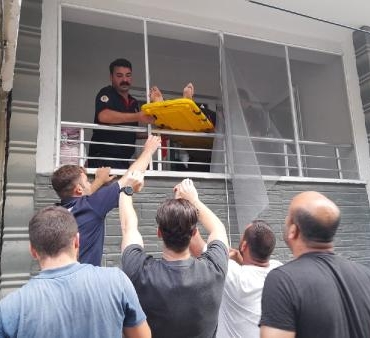 Çatıdan havalandırma boşluğuna düşen çocuk ağır yaralandı