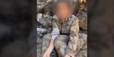 Çatışmada ele geçirilen teröristin yaralarına Mehmetçik müdahale etti