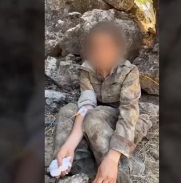 Çatışmada ele geçirilen teröristin yaralarına Mehmetçik müdahale etti 10 Çatışmada ele geçirilen teröristin yaralarına Mehmetçik müdahale etti