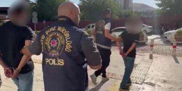 Çay ocağına pompalı tüfekle ateş açan 2 şüpheli, tutuklandı 1 Çay ocağına pompalı tüfekle ateş açan 2 şüpheli tutuklandı