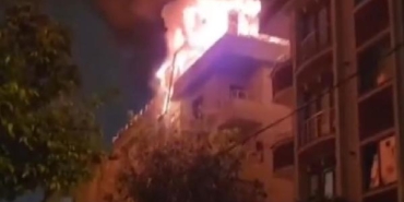 Çekmeköy'de 5 katlı binanın çatı katında yangın 35 Çekmeköyde 5 katlı binanın çatı katında yangın