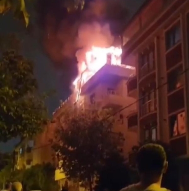 Çekmeköyde 5 katlı binanın çatı katında yangın