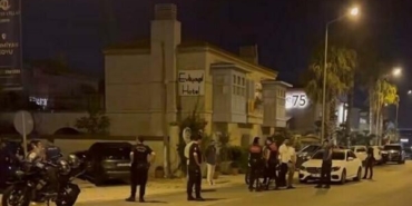 Çeşme'de gece kulübünde silahlı kavga kamerada; 1 ölü, 6 yaralı (2)- Yeniden 27 Çeşmede gece kulübünde silahlı kavga kamerada 1 ölü 6 yaralı 2- Yeniden
