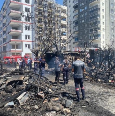 Çocukların attığı torpil evi yaktı