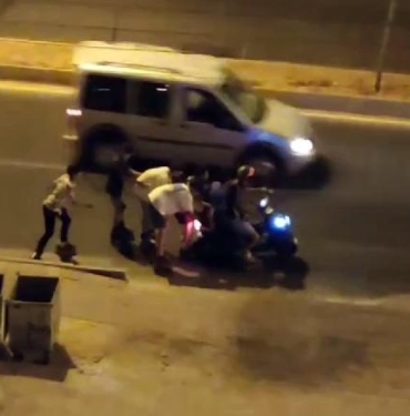 Çocukların patenle tehlikeli yolculuğu kamerada 2 Çocukların patenle tehlikeli yolculuğu kamerada