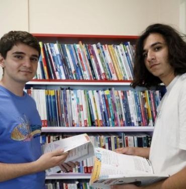 Çöpe atılacak kitaplarla sınava hazırlanıp derece aldılar