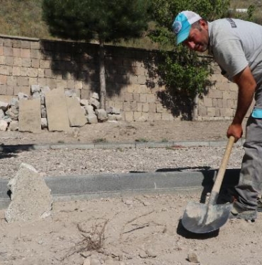 Çöpte cesedi bulunan bebek, kimsesizler mezarlığında toprağa verildi 2 Çöpte cesedi bulunan bebek kimsesizler mezarlığında toprağa verildi