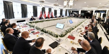 Cumhurbaşkanı Yardımcısı Yılmaz: Temel hedefimiz istikrar içinde büyümek 19 Cumhurbaşkanı Yardımcısı Yılmaz Temel hedefimiz istikrar içinde büyümek