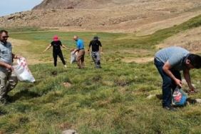 Dağcılar, doğada çöp toplayıp çevre ve iklim krizine dikkat çekti 38 Dağcılar doğada çöp toplayıp çevre ve iklim krizine dikkat çekti