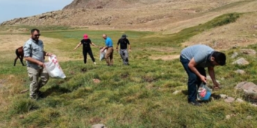 Dağcılar, doğada çöp toplayıp çevre ve iklim krizine dikkat çekti 40 Dağcılar doğada çöp toplayıp çevre ve iklim krizine dikkat çekti