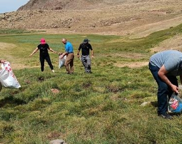 Dağcılar doğada çöp toplayıp çevre ve iklim krizine dikkat çekti