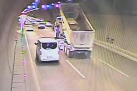 Damperi açık kalan kamyon, DMİ levhasını devirdi 14 Damperi açık kalan kamyon, DMİ levhasını devirdi