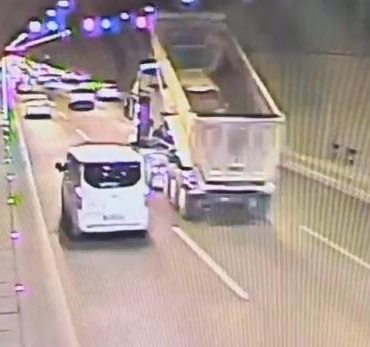 Damperi açık kalan kamyon, DMİ levhasını devirdi 7 Damperi açık kalan kamyon, DMİ levhasını devirdi