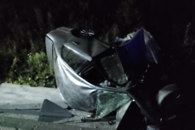 Demir bariyerlere çarpıp takla atan otomobil sulama kanalına uçtu 1 ölü 1 yaralı