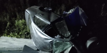 Demir bariyerlere çarpıp takla atan otomobil sulama kanalına uçtu 1 ölü 1 yaralı