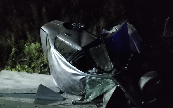 Demir bariyerlere çarpıp takla atan otomobil sulama kanalına uçtu 1 ölü 1 yaralı