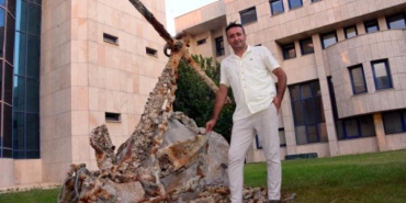 Denizden çıkardıkları 2 tonluk gemi çapasını sergiliyorlar 3 Denizden çıkardıkları 2 tonluk gemi çapasını sergiliyorlar