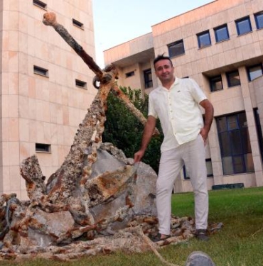 Denizden çıkardıkları 2 tonluk gemi çapasını sergiliyorlar