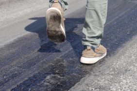 Denizlide sıcak hava nedeniyle asfalt eridi