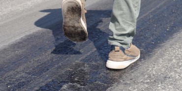 Denizli'de sıcak hava nedeniyle asfalt eridi 27 Denizlide sıcak hava nedeniyle asfalt eridi