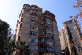 Depremde ayakta kalan karbon fiberle güçlendirilmiş blok hasarlı olduğu için yıkıldı