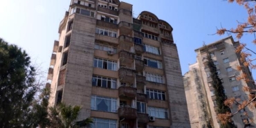 Depremde ayakta kalan karbon fiberle güçlendirilmiş blok hasarlı olduğu için yıkıldı