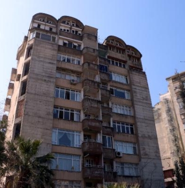 Depremde ayakta kalan karbon fiberle güçlendirilmiş blok hasarlı olduğu için yıkıldı