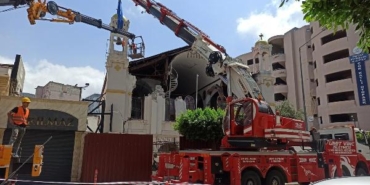 Depremde hasar alan Rum Ortodoks Kilisesi'nin risk oluşturan çan kuleleri kaldırıldı 18 Depremde hasar alan Rum Ortodoks Kilisesinin risk oluşturan çan kuleleri kaldırıldı