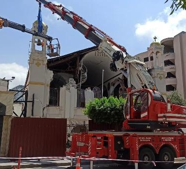 Depremde hasar alan Rum Ortodoks Kilisesinin risk oluşturan çan kuleleri kaldırıldı