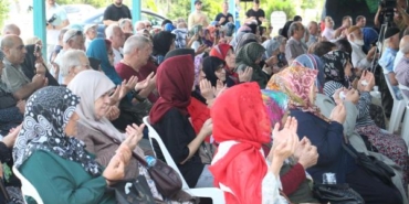 Depremde hayatını kaybeden yakınlarının mezarlarını ziyaret edip dua ettiler 2