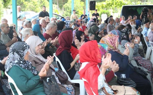 Depremde hayatını kaybeden yakınlarının mezarlarını ziyaret edip, dua ettiler (2) 6 Depremde hayatını kaybeden yakınlarının mezarlarını ziyaret edip dua ettiler 2
