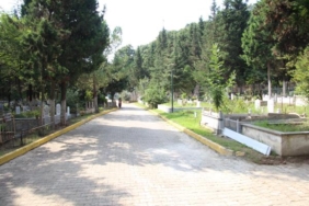 Depremde hayatını kaybeden yakınlarının mezarlarını ziyaret edip dua ettiler