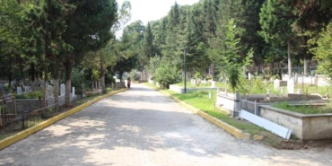 Depremde hayatını kaybeden yakınlarının mezarlarını ziyaret edip dua ettiler