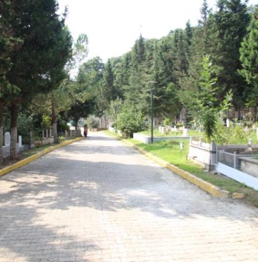 Depremde hayatını kaybeden yakınlarının mezarlarını ziyaret edip dua ettiler