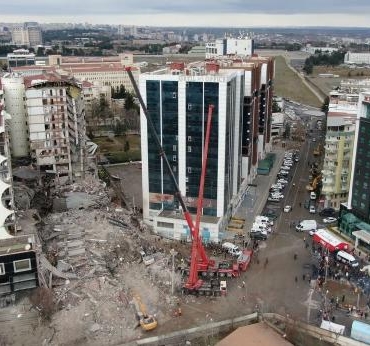 Depremde yıkılan 89 kişinin öldüğü Galeria Sitesi sakinlerine 6 ay sonra elektrik faturası