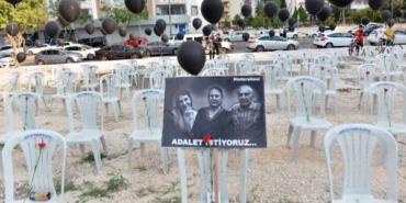 Depremde yıkılan Tutar Yapı Sitesinde hayatını kaybedenler karanfil ve siyah balonlarla anıldı