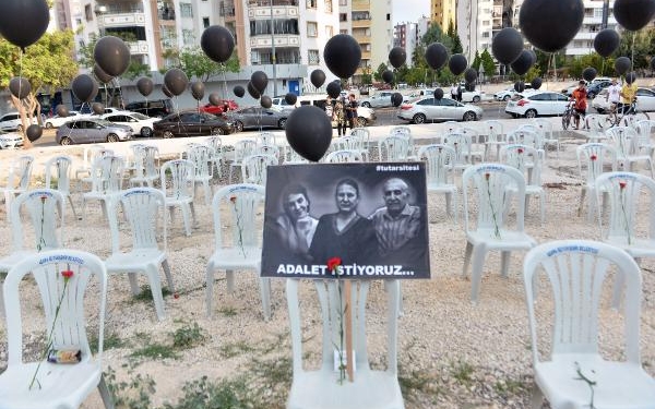 Depremde yıkılan Tutar Yapı Sitesinde hayatını kaybedenler karanfil ve siyah balonlarla anıldı