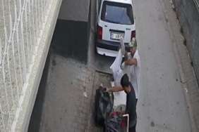 Depremzedenin eşyalarını seyyar satış arabasına yükleyip, çaldılar 9 Depremzedenin eşyalarını seyyar satış arabasına yükleyip çaldılar