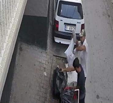 Depremzedenin eşyalarını seyyar satış arabasına yükleyip çaldılar