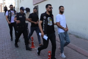 Devrilen otomobilde 25 milyon TL’lik uyuşturucuyla yakalanan 3 şüpheli adliyede 1 Devrilen otomobilde 25 milyon TLlik uyuşturucuyla yakalanan 3 şüpheli adliyede