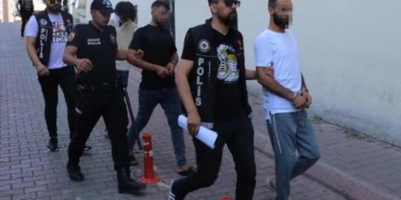 Devrilen otomobilde 25 milyon TL’lik uyuşturucuyla yakalanan 3 şüpheli adliyede 3 Devrilen otomobilde 25 milyon TLlik uyuşturucuyla yakalanan 3 şüpheli adliyede