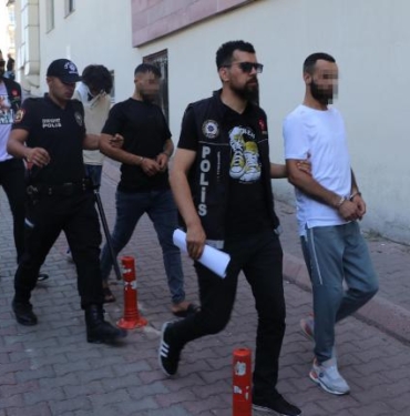 Devrilen otomobilde 25 milyon TLlik uyuşturucuyla yakalanan 3 şüpheli adliyede