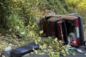 Devrilen otomobildeki 5 kişi yaralandı